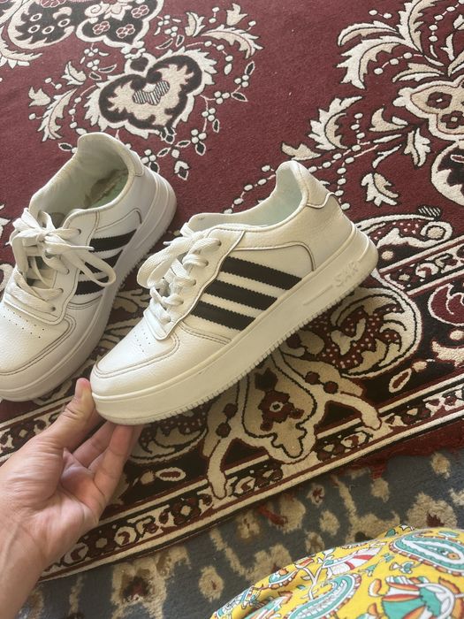 1500 тг ,белый 37 размер.