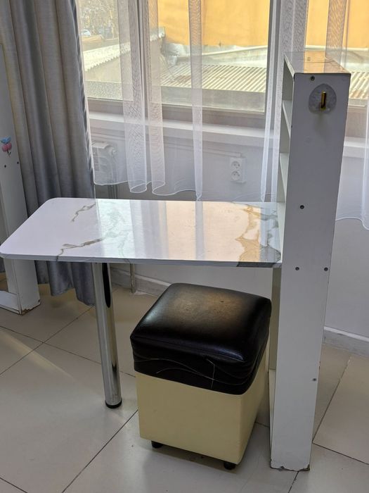 Маникюрный стол.