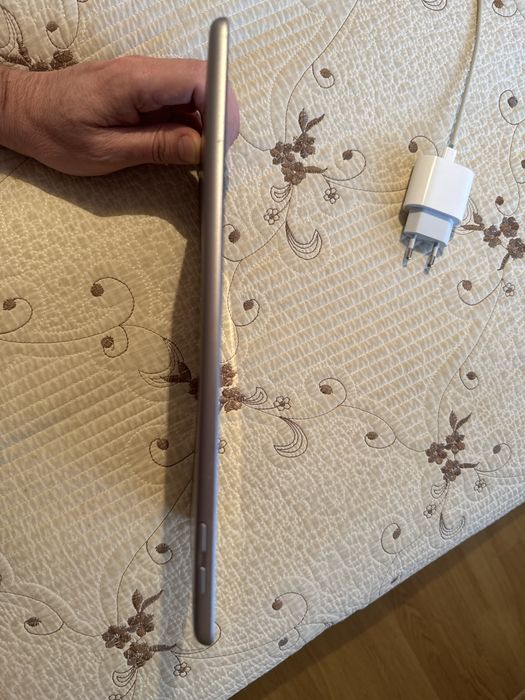 Продается ipad в хорошем состоянии немного погнут с одной стороны