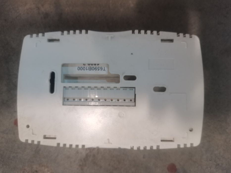 Vând termostate Honeywell