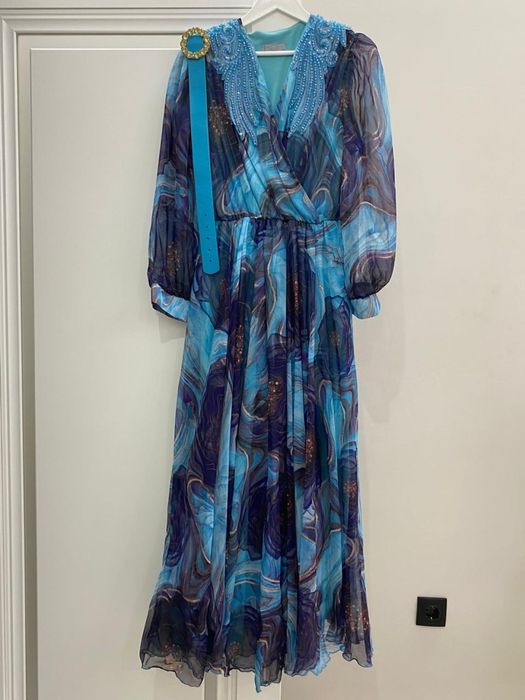 Нарядное платье, надевалось всего один раз.