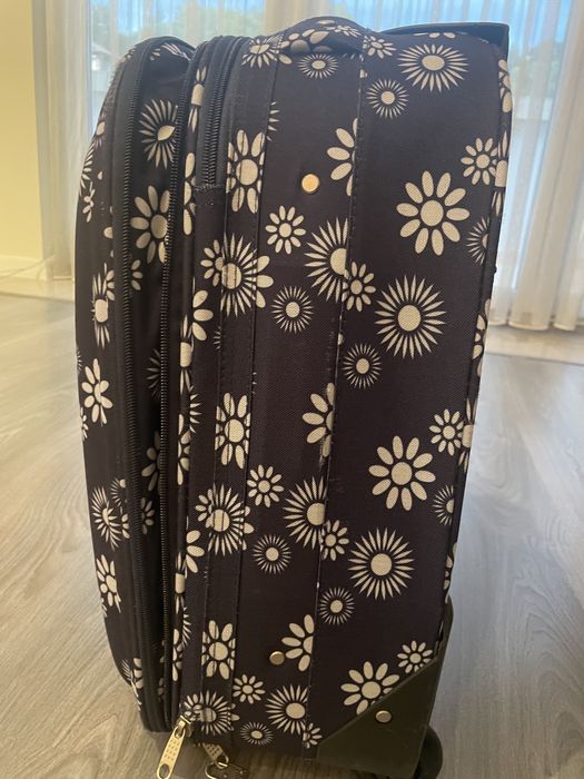 Тъмносин куфар на цветя