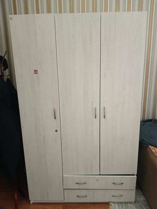 Продам шифоньер трехдверный