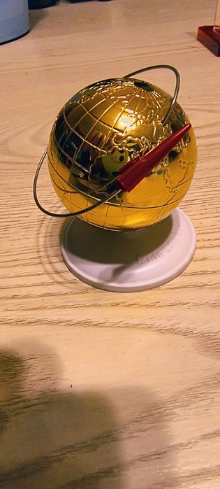 Руски позлатен глобус с ракета