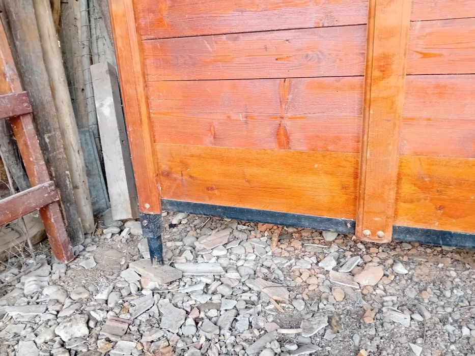 Vând hambar de grâne  și un valău mare