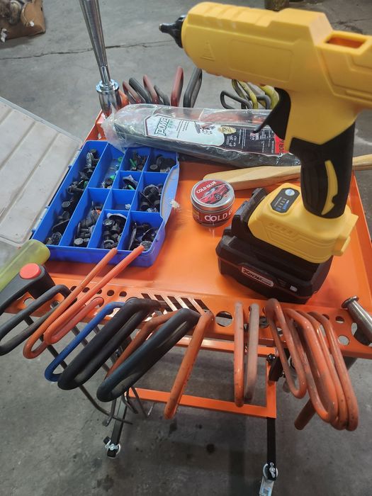 Мобилна пдр маса за инструмевти ш консумативи