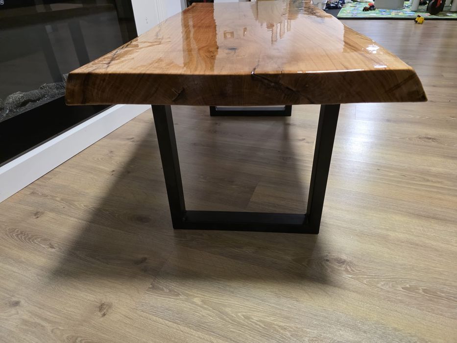 Mesa nuc și stejar cu rășină