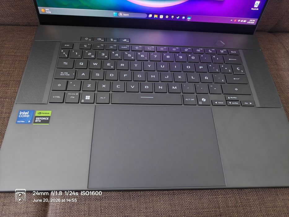 2025 ASUS ROG Zephyrus G16 OLED | Ultra 9 285H | RTX 5060 | 32GB | Garanție 2028 | Ca Nou
