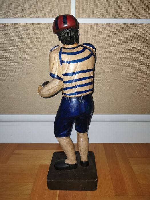Антикварна дървена фигура на играч с топка от 20 те г. на миналия век