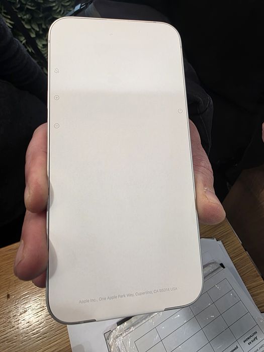 Iphone 16 e ЧИСТО НОВ