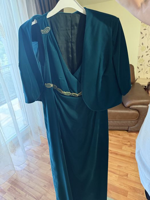 Rochie verde smarald cu brau deosebit