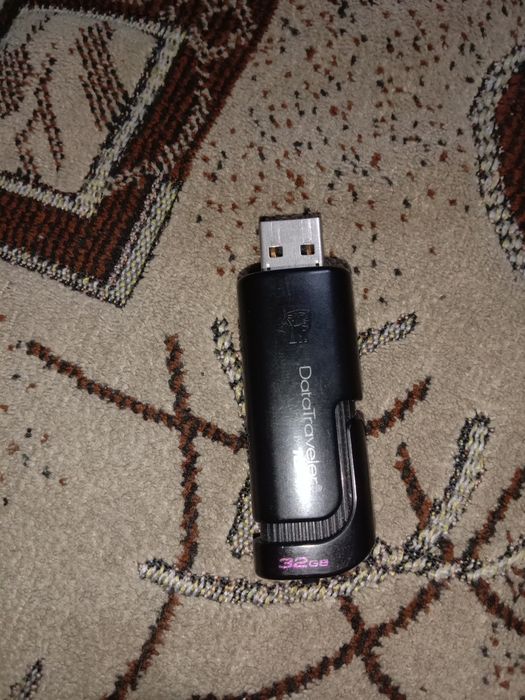 Продаю USB флешку 32 гига