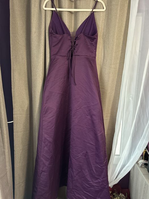 Официална рокля с дълбоко деколте