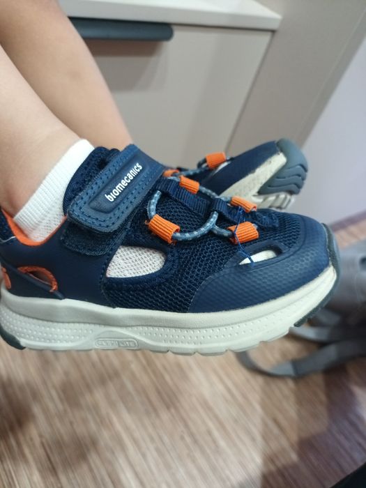 Продам детские кроссовки
