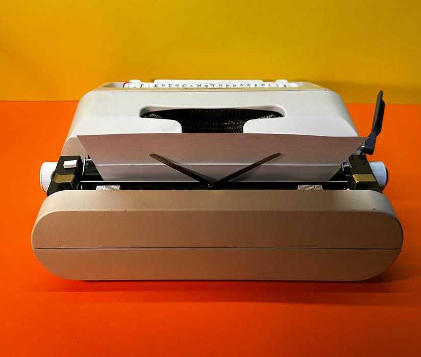 Пишеща Машина Olivetti Lettera 35 Клавиатура Кирилица Топ Състояние