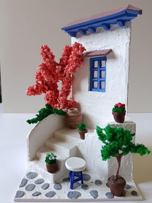 Uy ko'rinishidagi qalamdon.