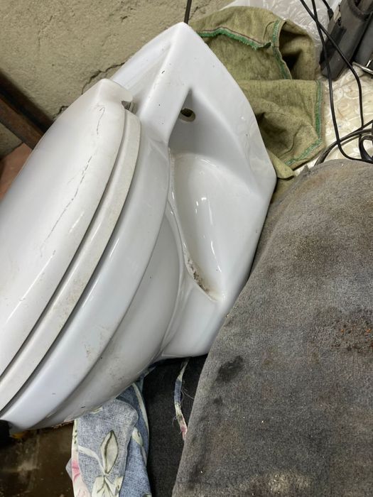 Продам унитаз целый