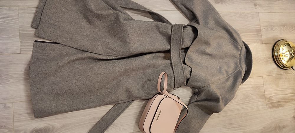 Pardesiu model deosebit petrecut si buzunare laterale, gri deschis