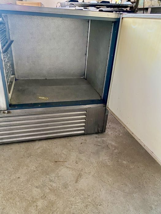 Vând masă frigorifică profesională (banc refrigerat) din inox