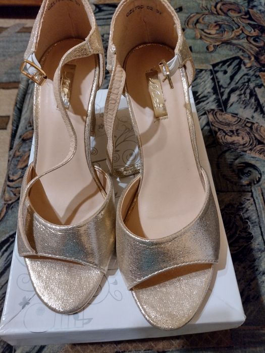 Sandale aurii mărimea 37!