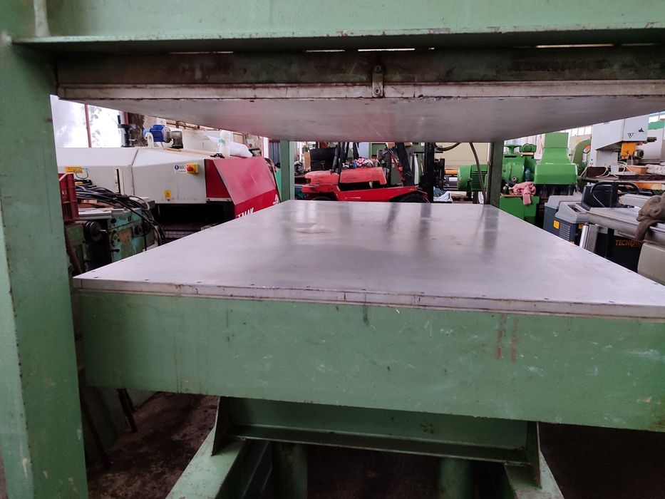 топла преса за врати  и фурнир затопляне с електрически нагреватели