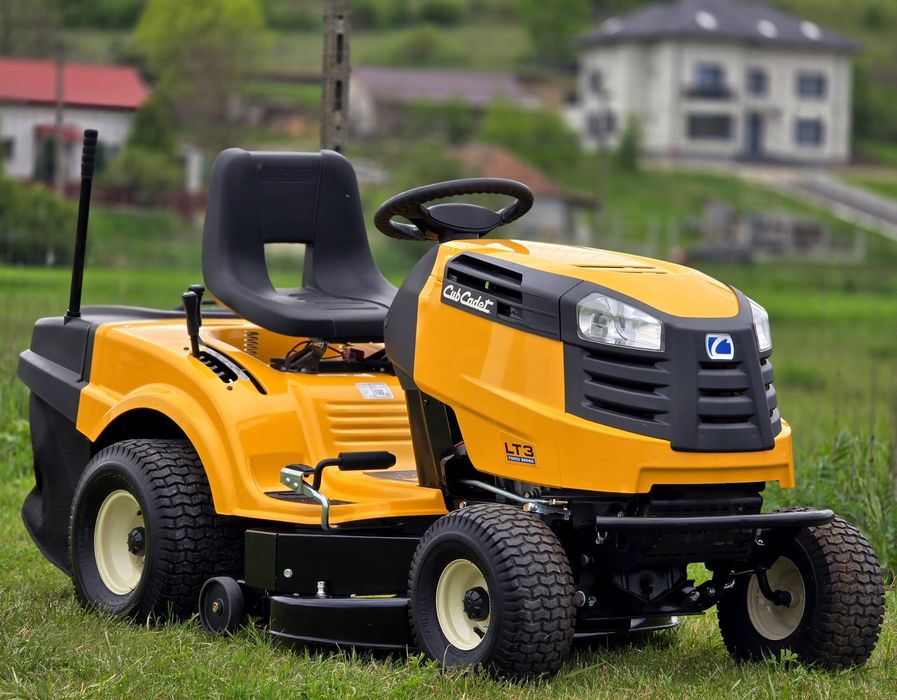 Tractoras gazon iarba Profesional CUB Cadet USA 2 cilindrii Briggs and Straton 680cm3 18 cp Hydrostatic ca NOU!