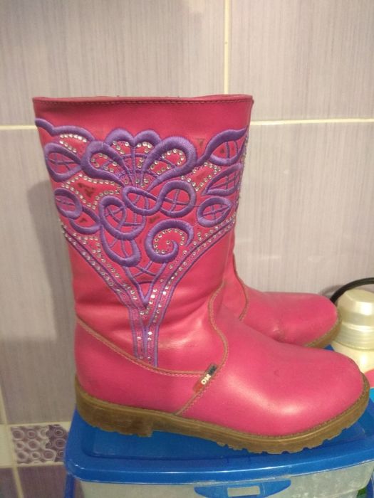 Детские сапоги  разные на девочку