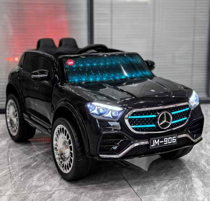 Детский автомобиль  Mercedes-Benz  оснащен мощным двигателем