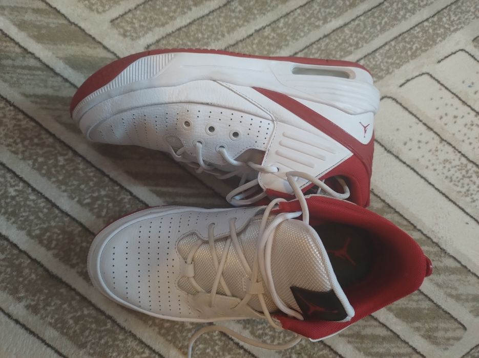 Маратонки Nike  Jordan 37,5 номер.