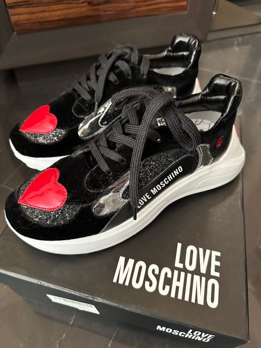 Сникърси Love Moschino