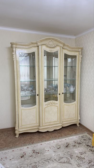 Сервант витрина в Классическом стиле