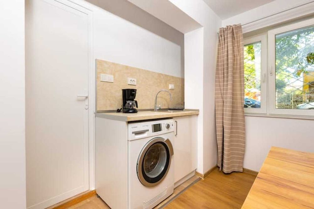 Дава се под наем Едностаен апартамент в Пловдив, Център - 25 кв.м за 245 € - Снимка #6