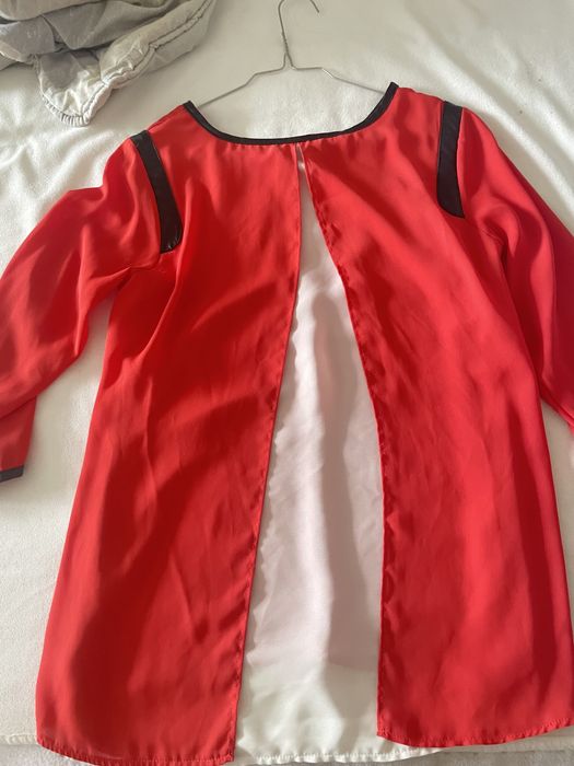 Дамска риза в оранжево-червен цвят.