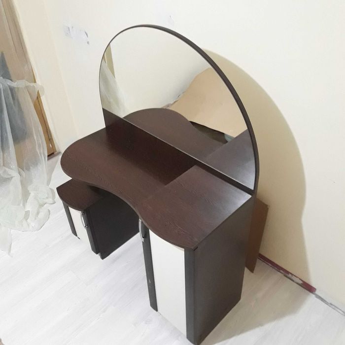 Masa de toaleta cu oglinda si sertare