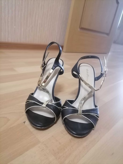 Босоножки на шпильке