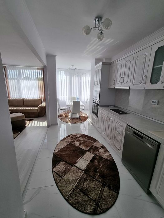 Дава се под наем Тристаен апартамент в Разград, Освобождение - 90 кв.м за 510 € - Снимка #1