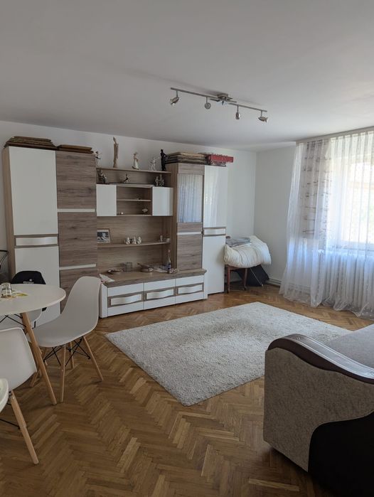 Casa de vânzare în municipiul Tg-Jiu, situată pe bulevardul Ecaterina Teodoroiu.
