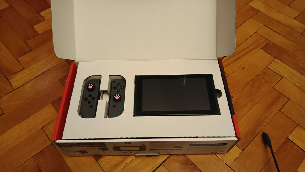 Nintendo Switch (Mariko) в перфектно състояние + калъф + 128 GB SD