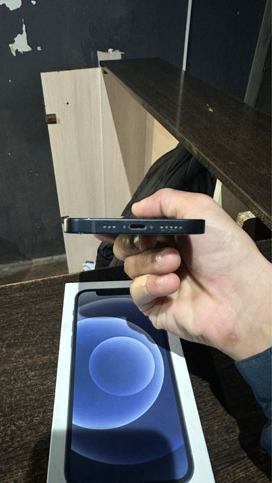 iPhone 12 черного цвета