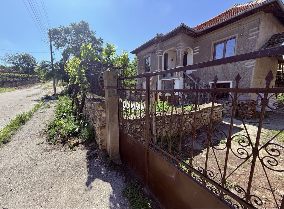 Къща с ремонтиран покрив