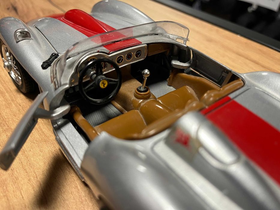BBURAGO метална колекционерски  модел FERARRI 250 TESTAROSSA 1:18