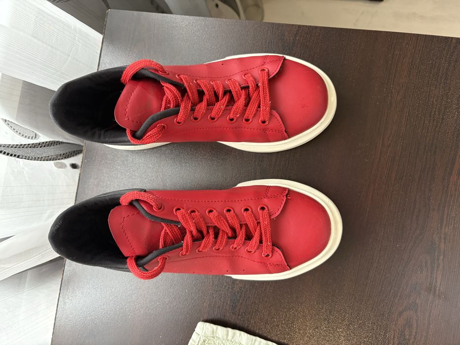 Дамски червени кецове