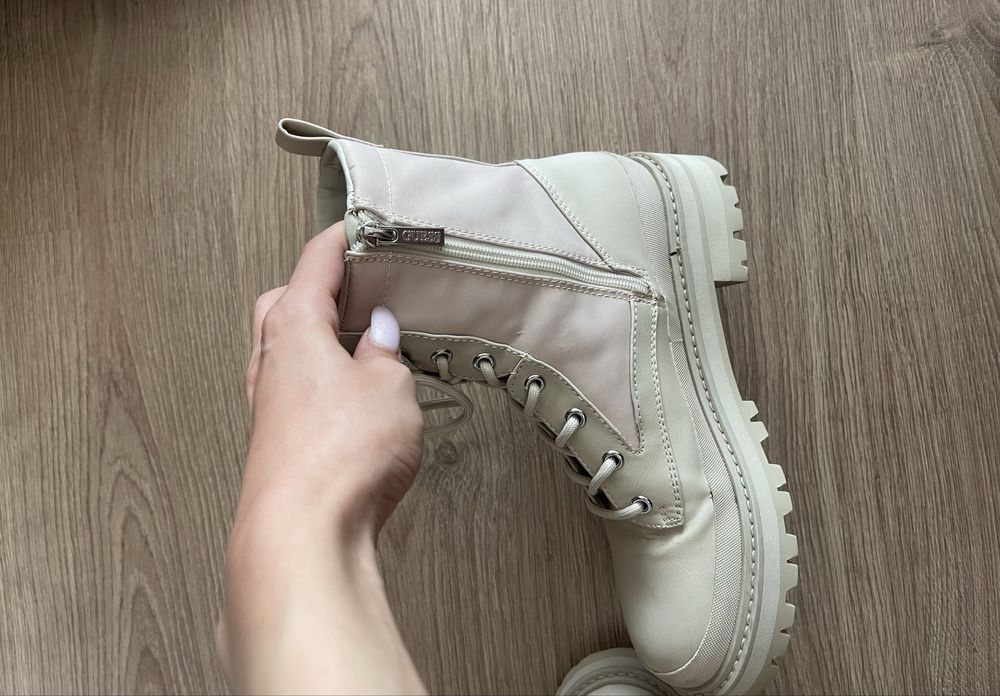 Бежови боти Guess