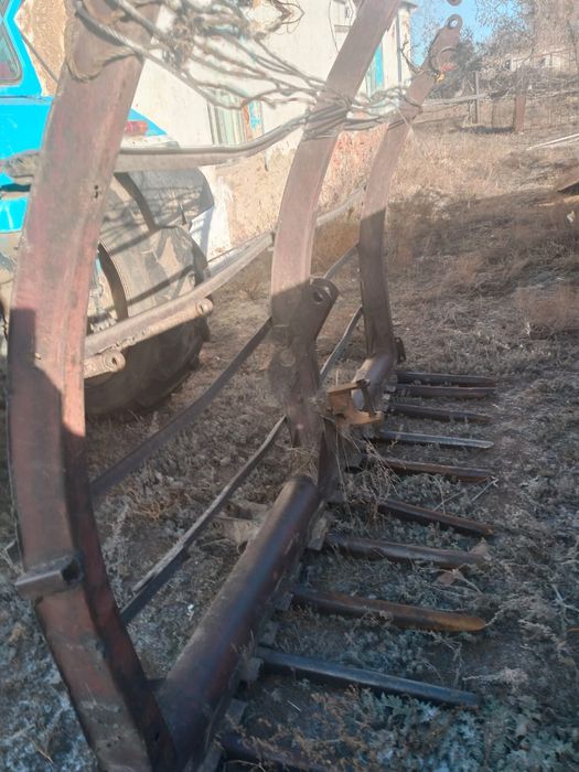 Синий трактор в хорошем состоянии