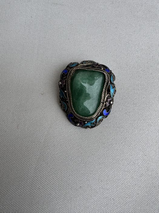 Brosa din argint, jad si email