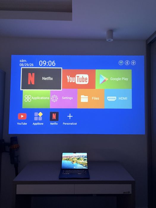 Proiector cu android incorporat