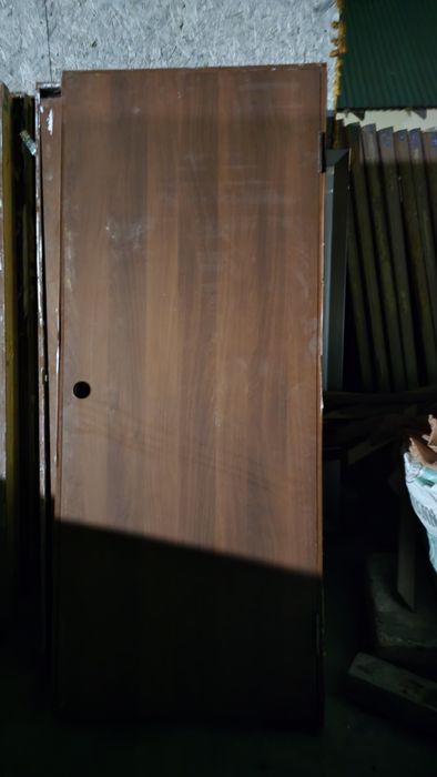 Продам межкомнатные двери 2000т