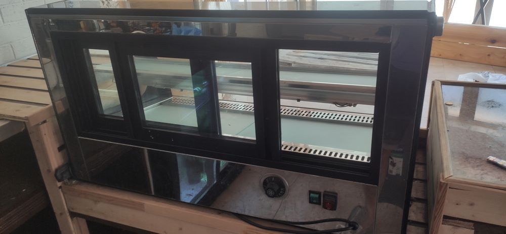 Компактна и много красива  топла витрина