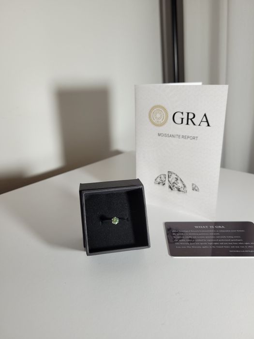 Inel de logodna din argint cu diamant moisaanite