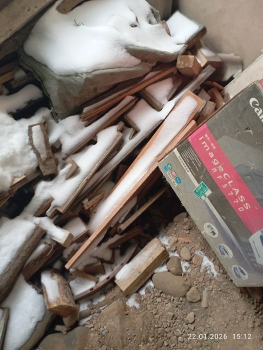 Доски, дрова, пенопласт.